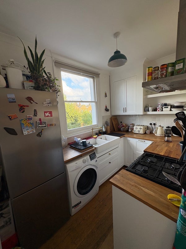 Room Glenarm Road in Greater London