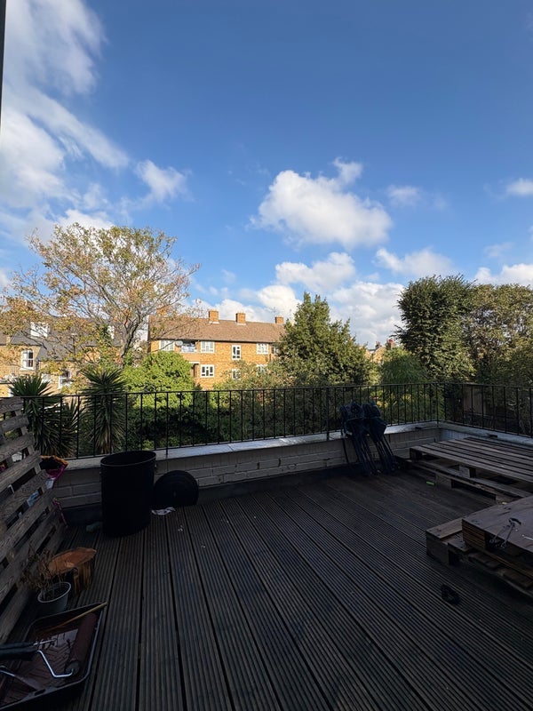 Room Glenarm Road in Greater London