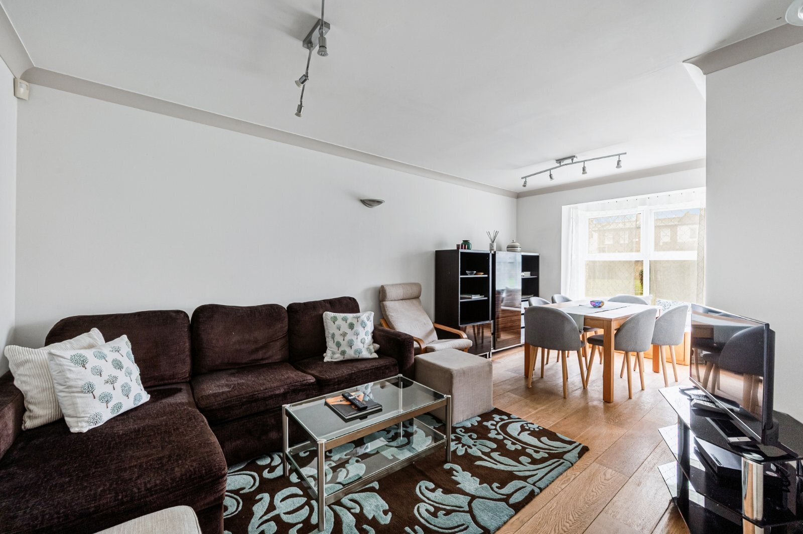 Flat Monmouth Close in Greater London