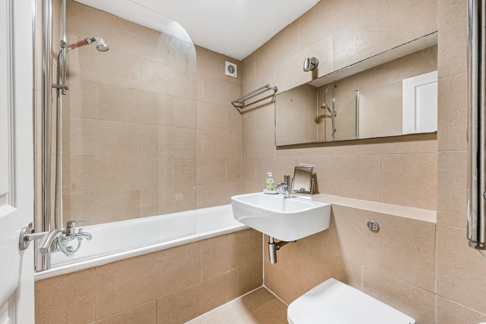 Flat Monmouth Close in Greater London