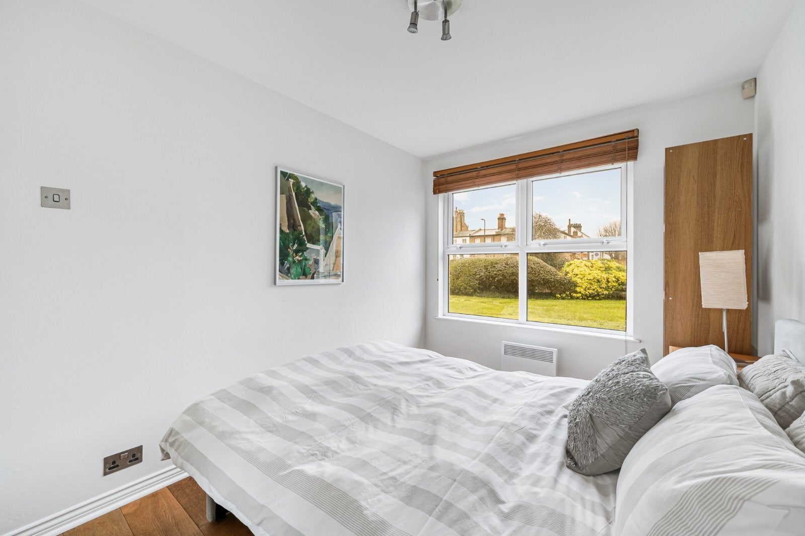Flat Monmouth Close in Greater London