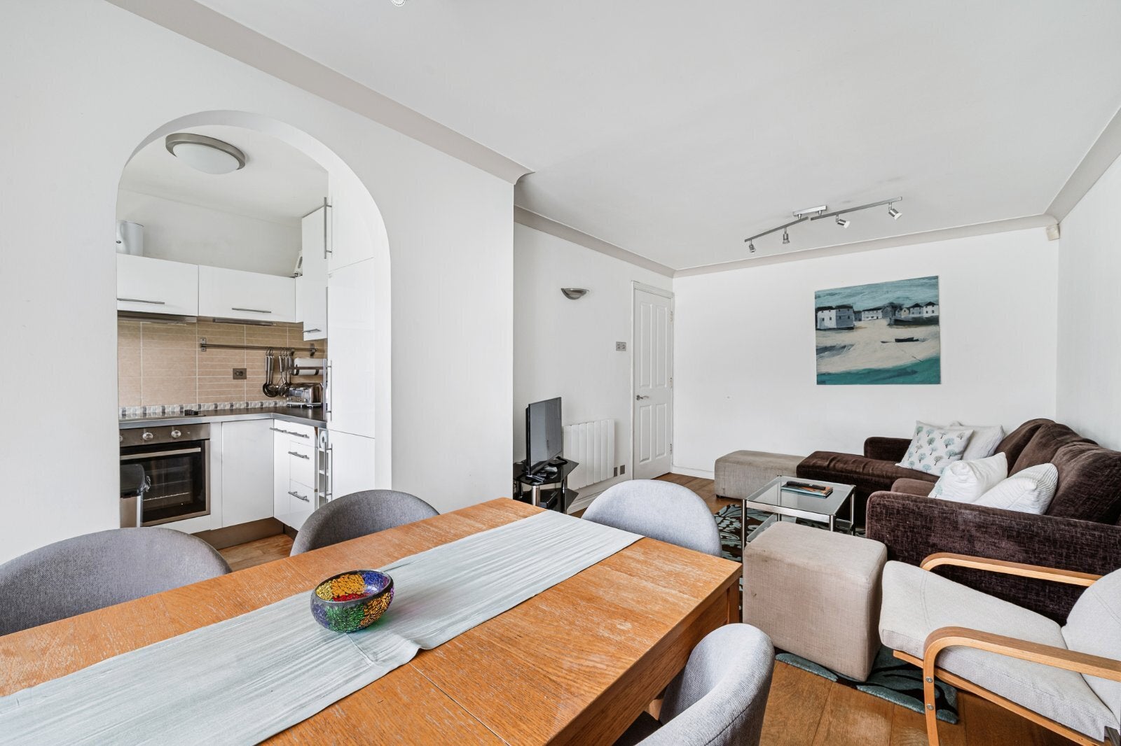 Flat Monmouth Close in Greater London