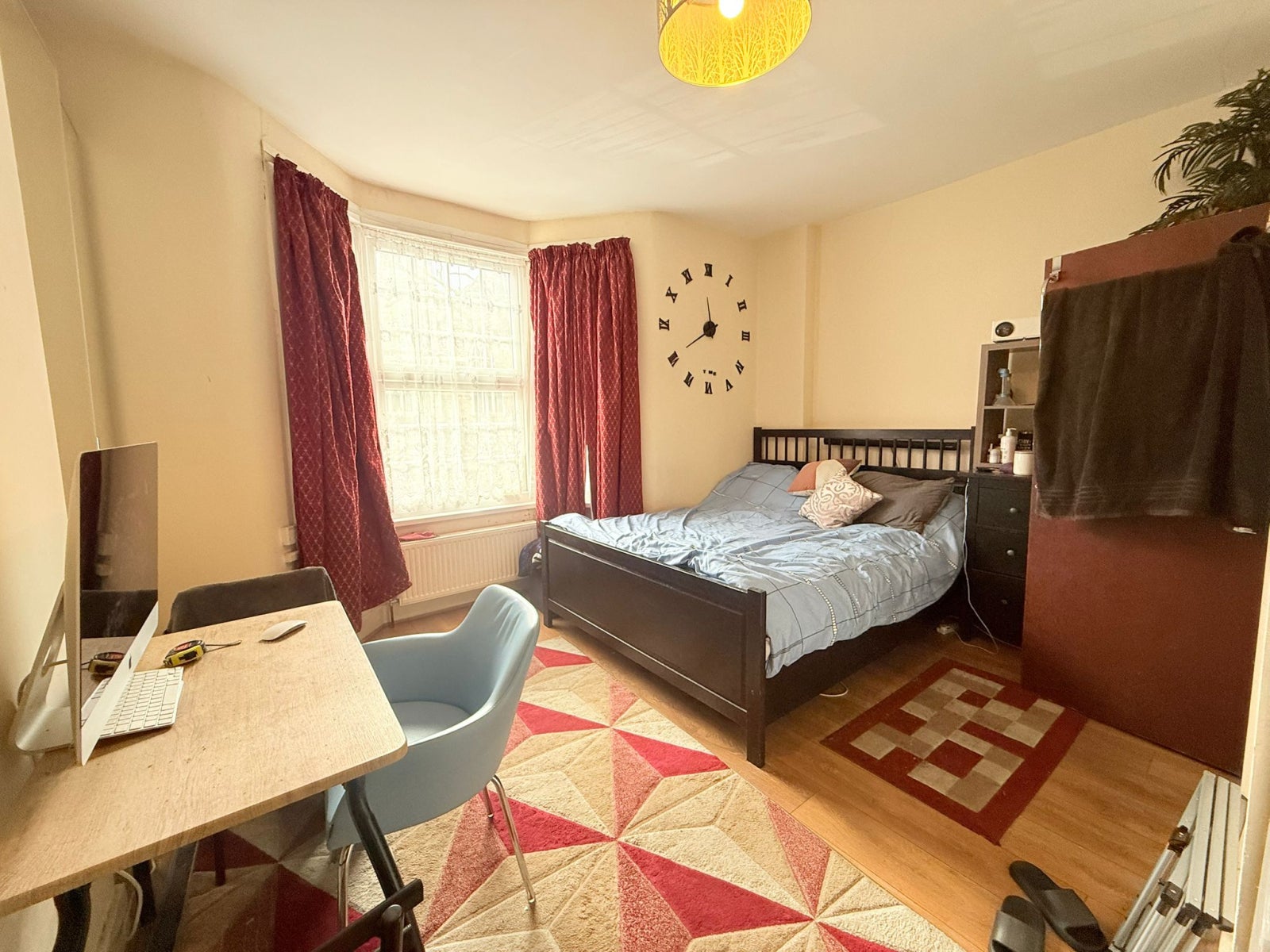 Room High Road in Greater London