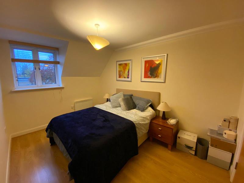 Flat Heathside Crescent in Woking