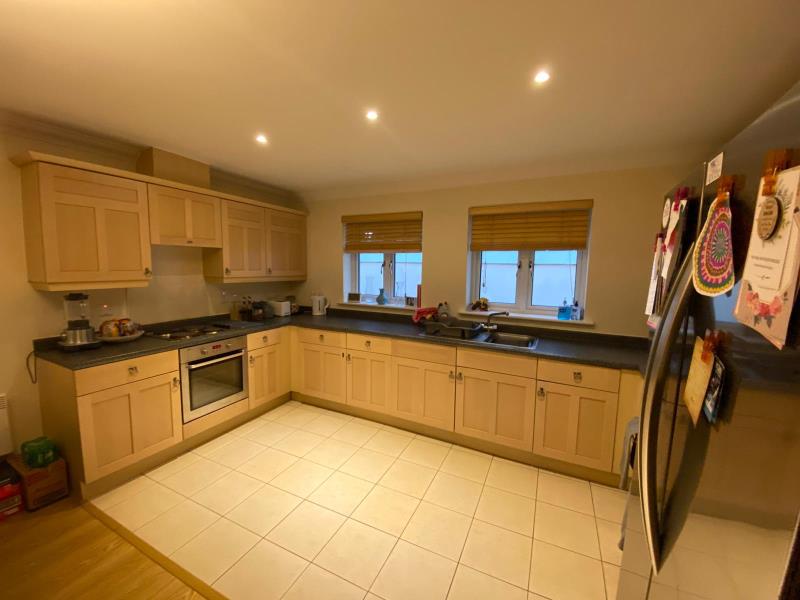 Flat Heathside Crescent in Woking