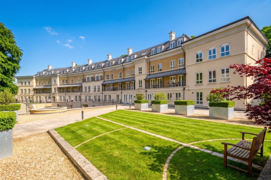 Flat Heathside Crescent in Woking