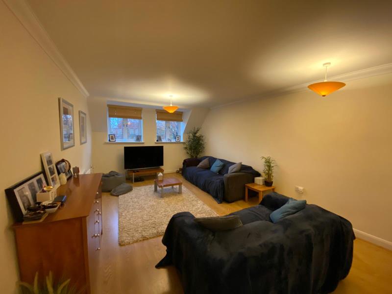 Flat Heathside Crescent in Woking