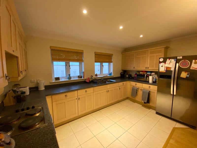 Flat Heathside Crescent in Woking