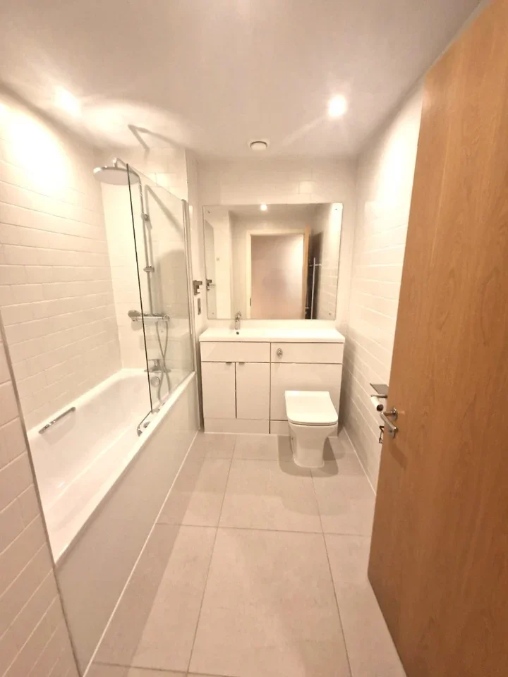 Flat Havannah Street in Greater London