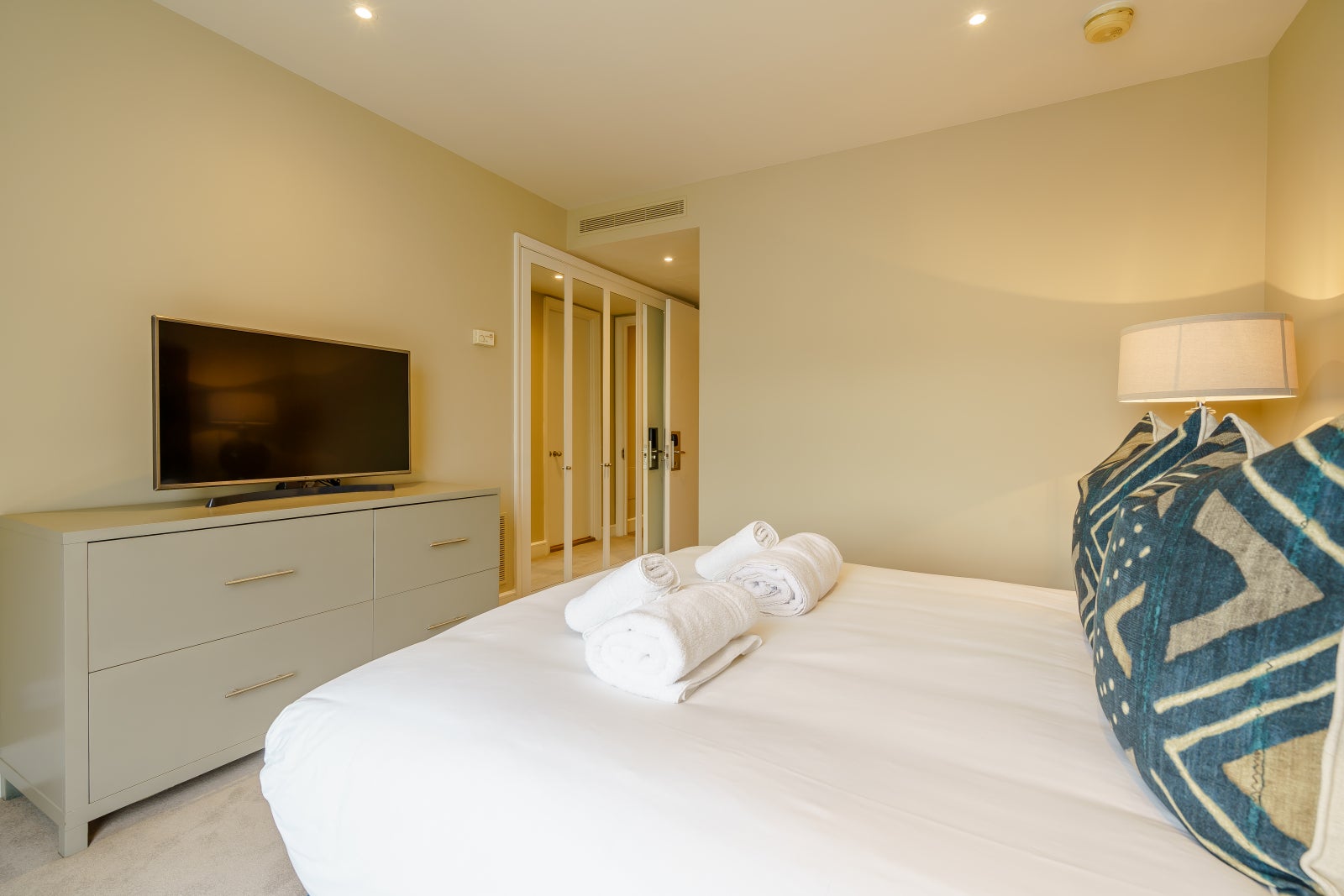 Flat Westferry Circus in Greater London