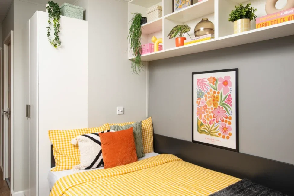 Room Holmes Road in Greater London