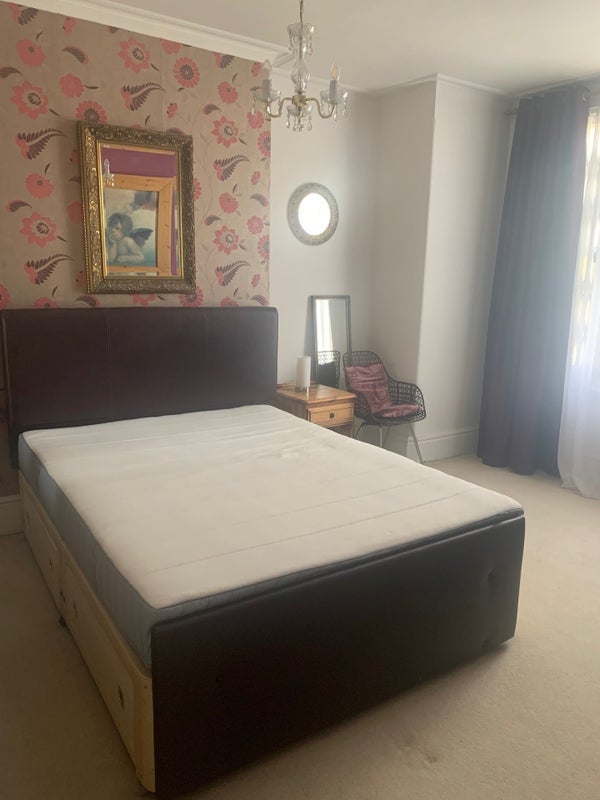 Room Park Avenue in Greater London