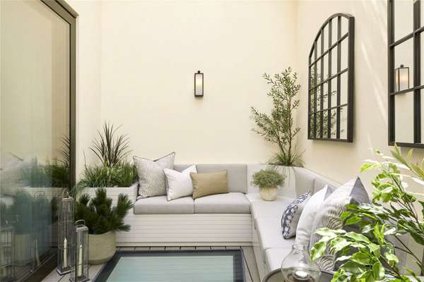 House Ennismore Gardens Mews in City of Westminster