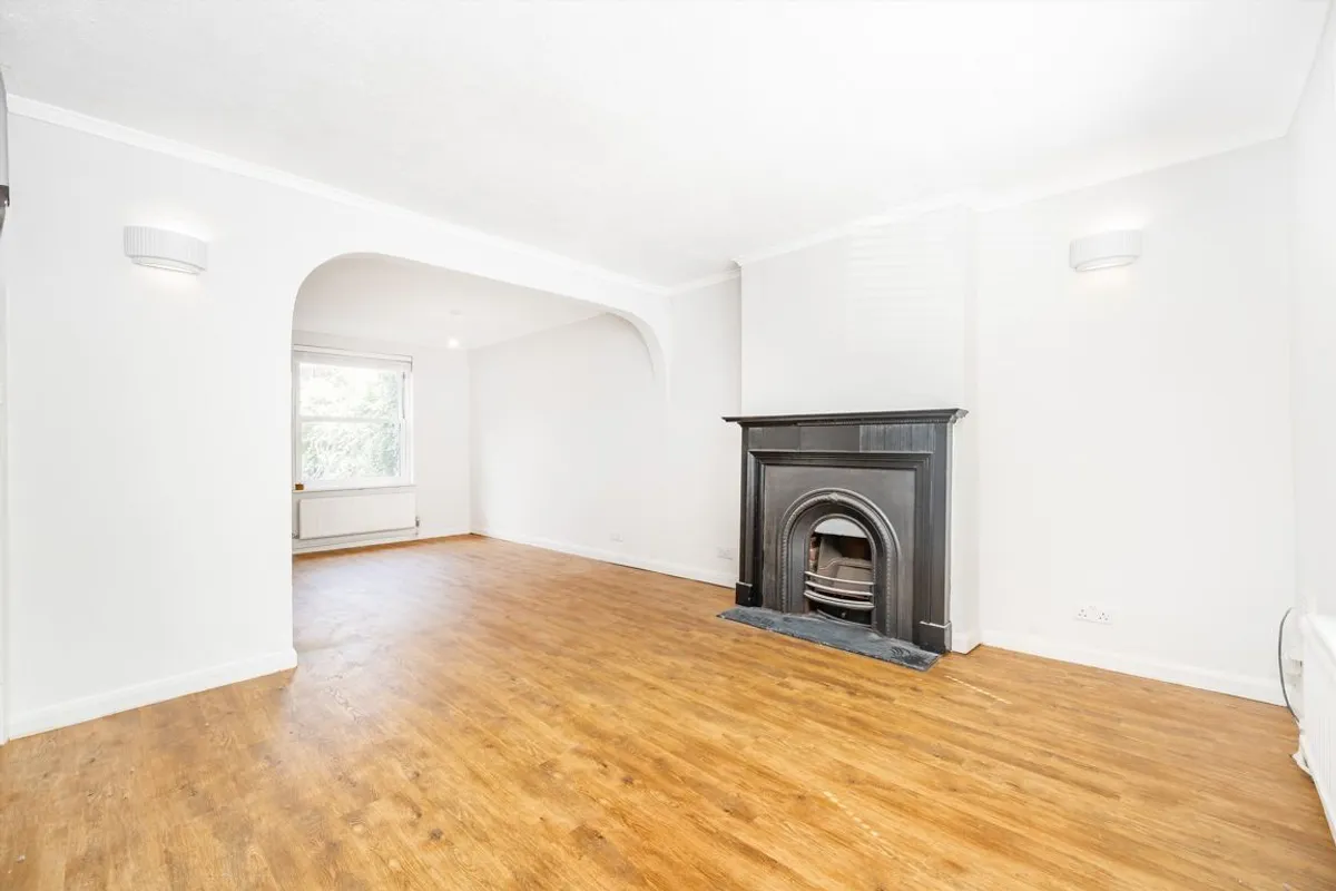 House Byfield Road in Greater London