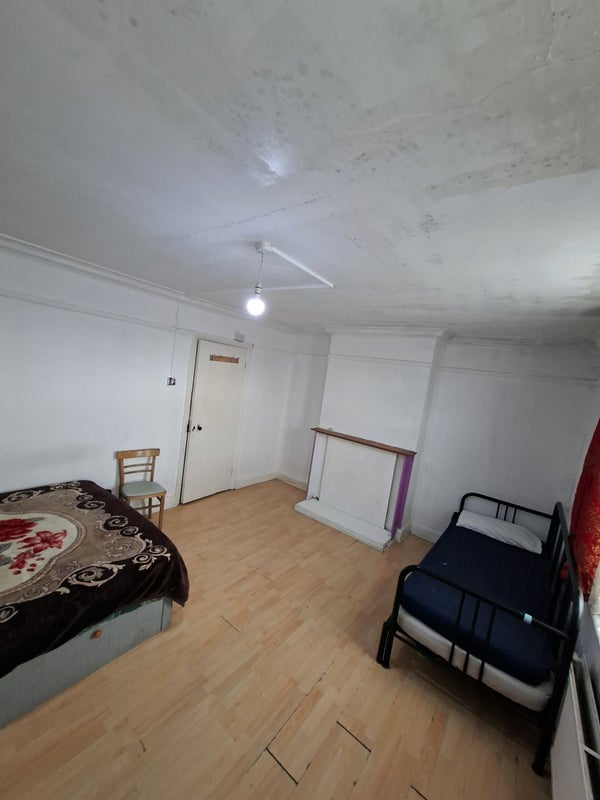 Room Old Church Road in Greater London