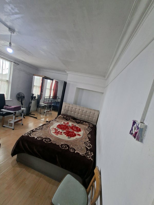 Room Old Church Road in Greater London