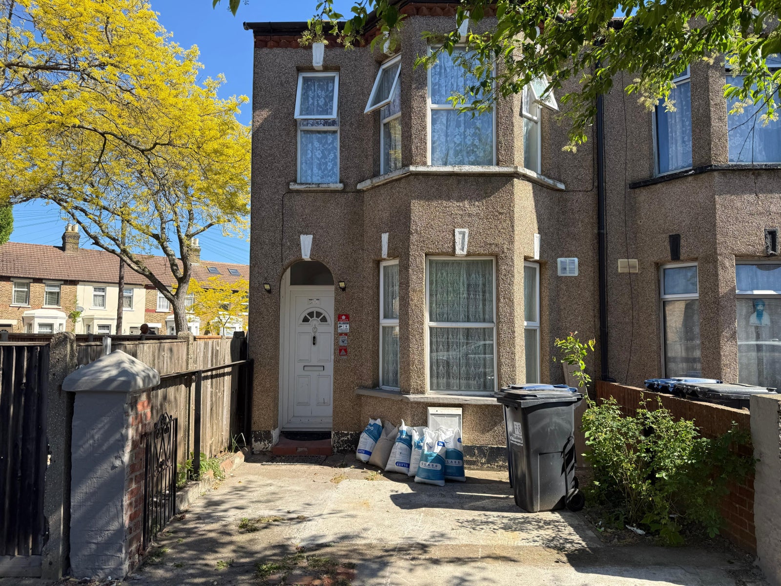 House Dudley Road in Greater London
