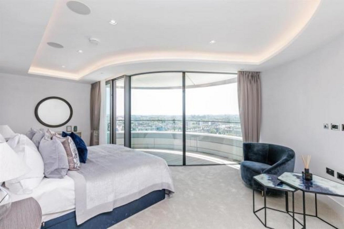 Flat Albert Embankment in Greater London