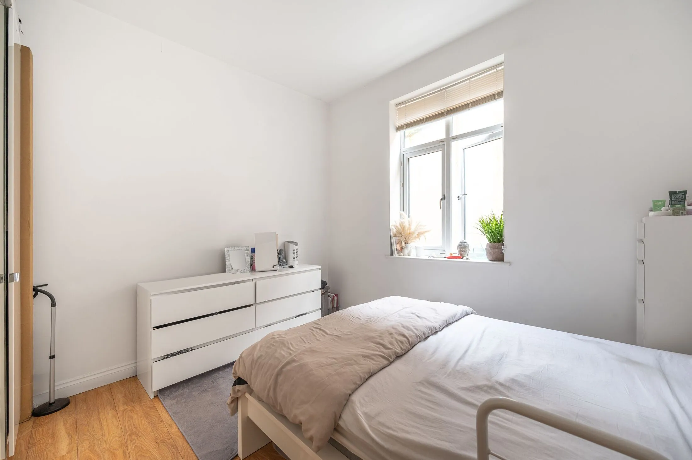 Flat Second Avenue in Greater London