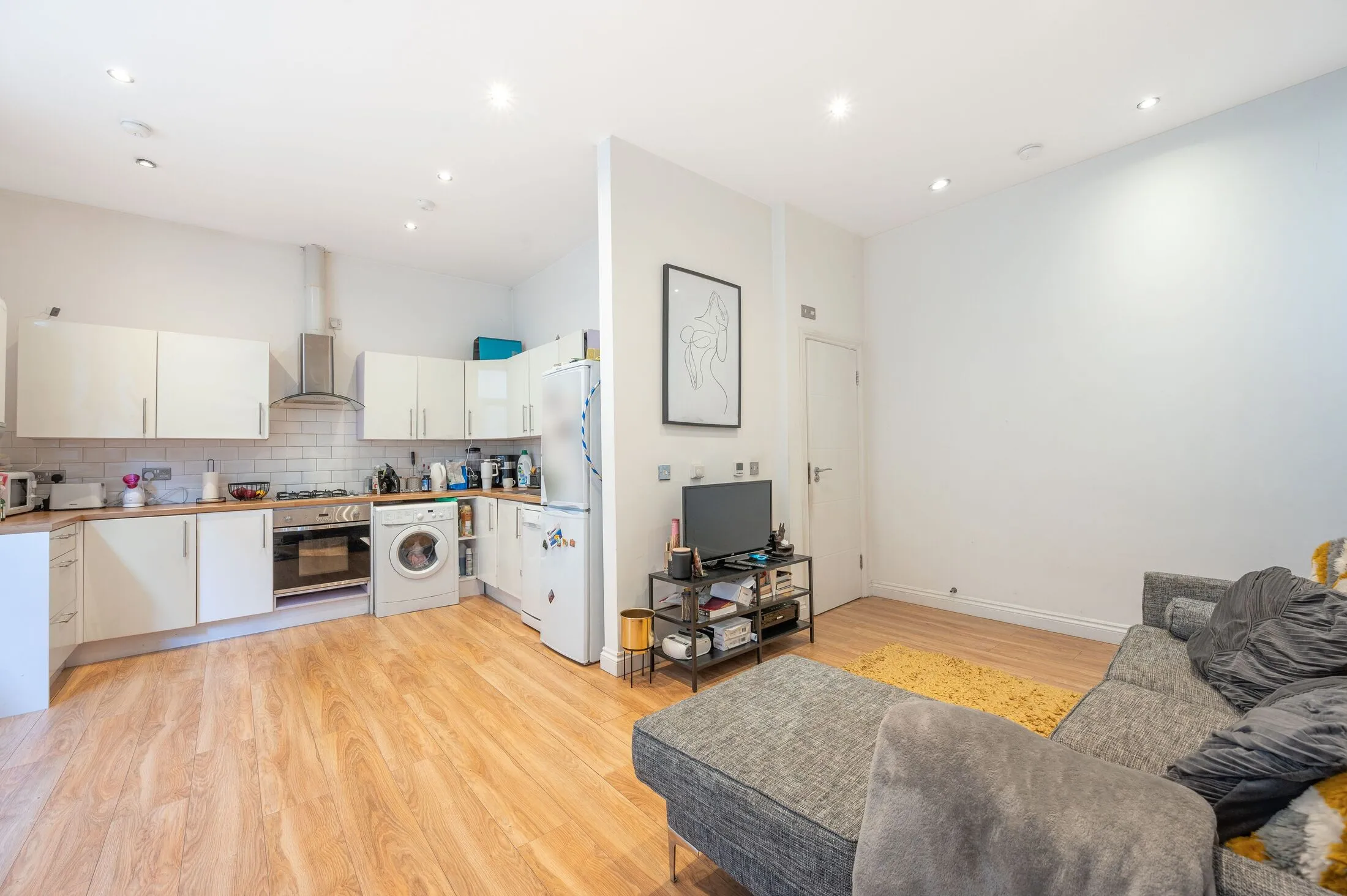 Flat Second Avenue in Greater London