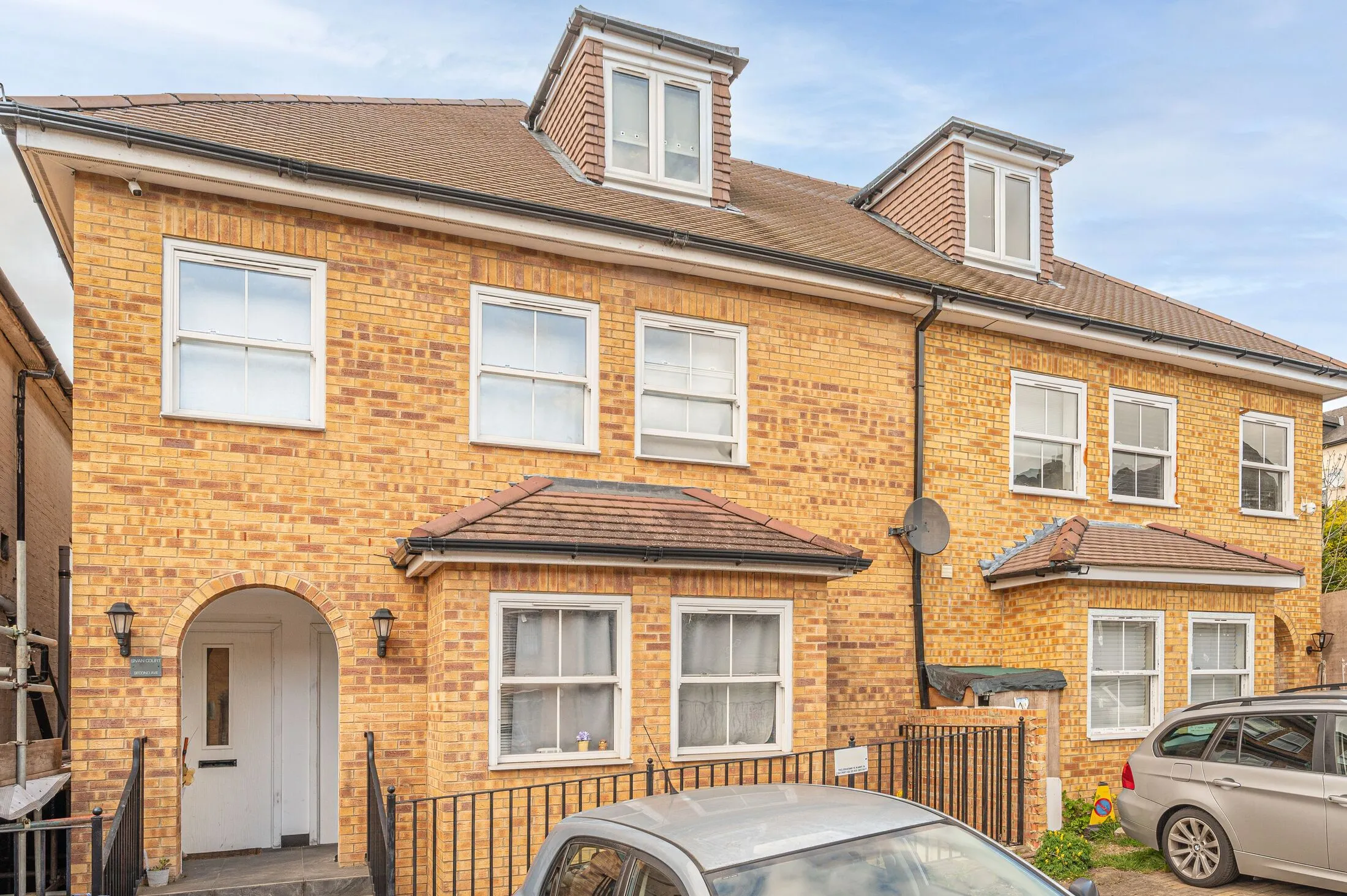Flat Second Avenue in Greater London