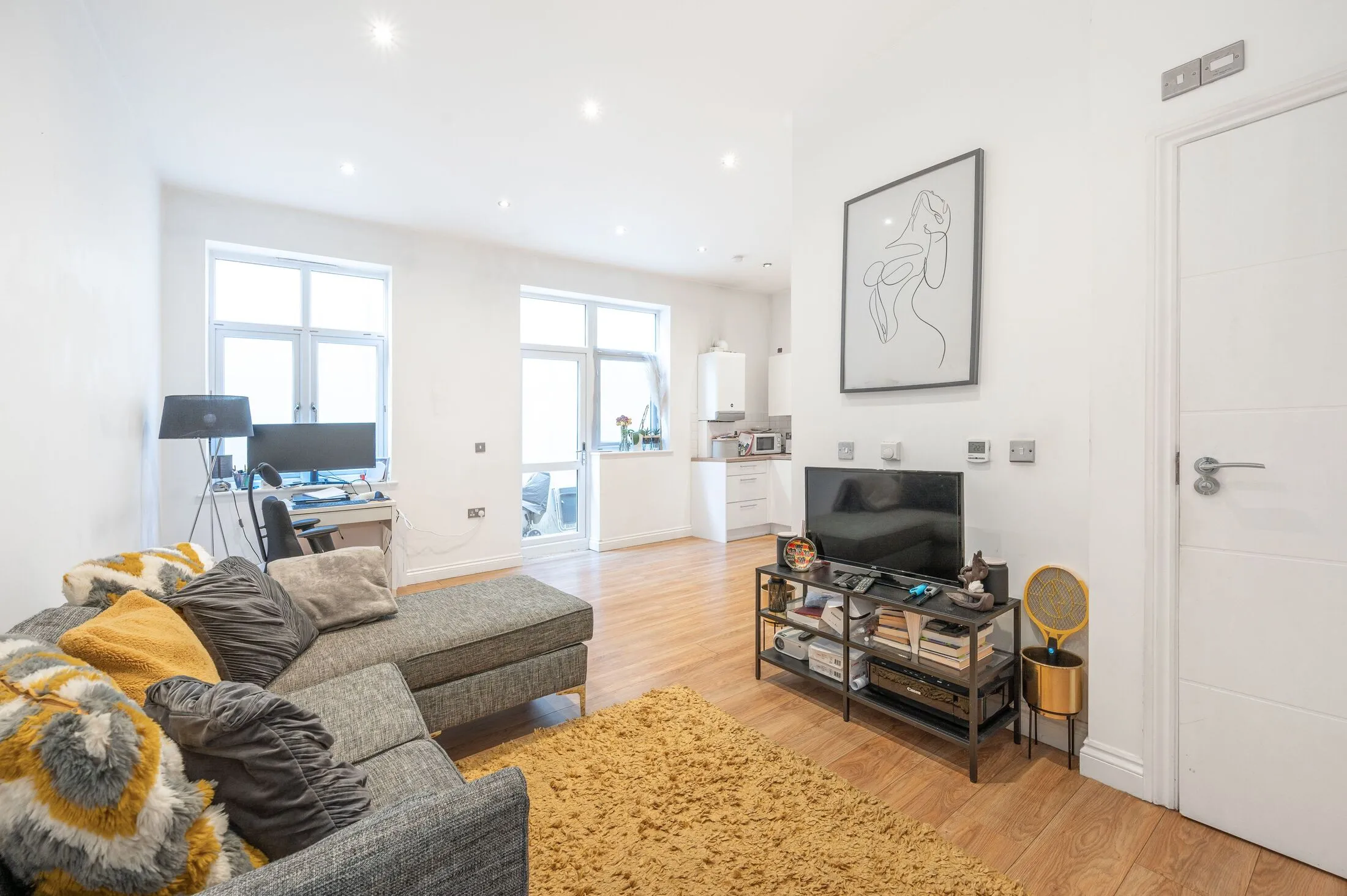 Flat Second Avenue in Greater London