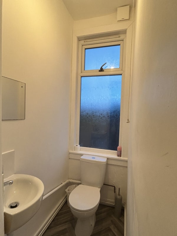 Room Blenheim Crescent in Leeds