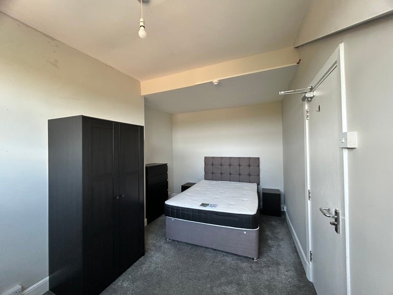 Room Blenheim Crescent in Leeds