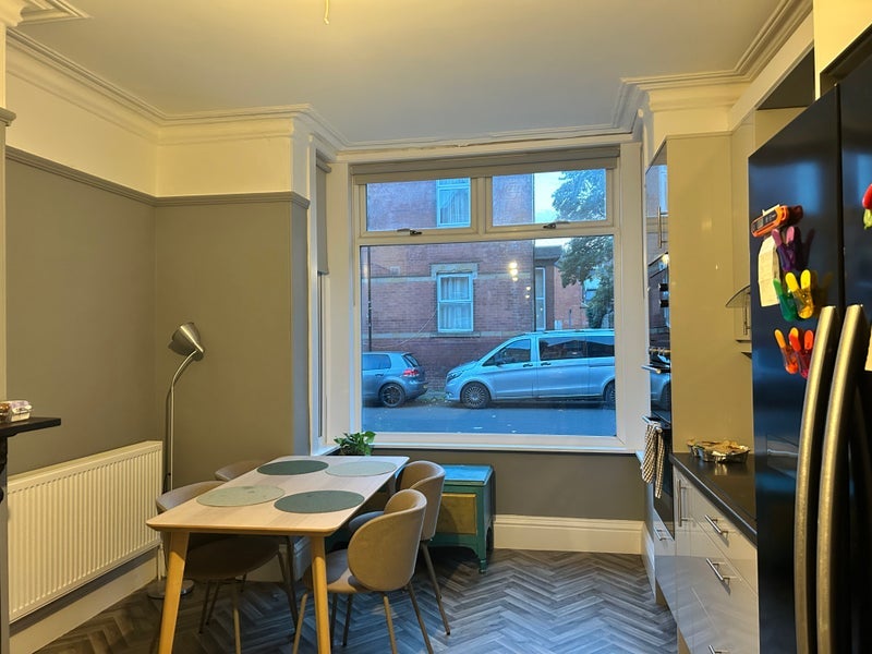 Room Blenheim Crescent in Leeds