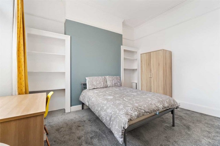 Room North Road East in Plymouth