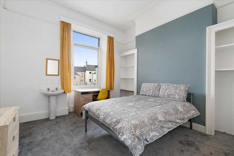 Room North Road East in Plymouth