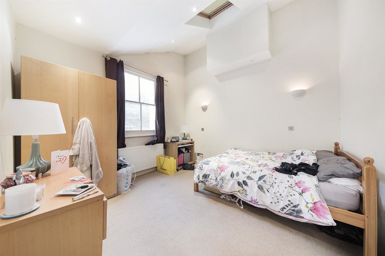 Flat Medora Road in Greater London