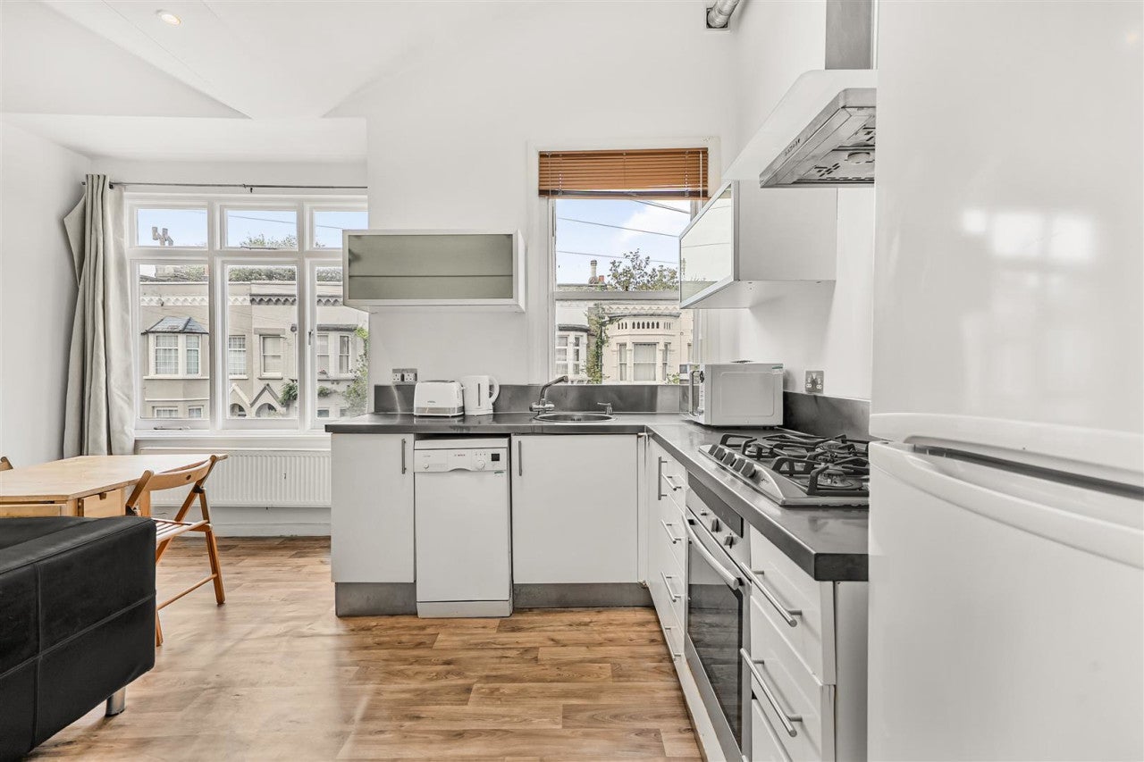 Flat Medora Road in Greater London