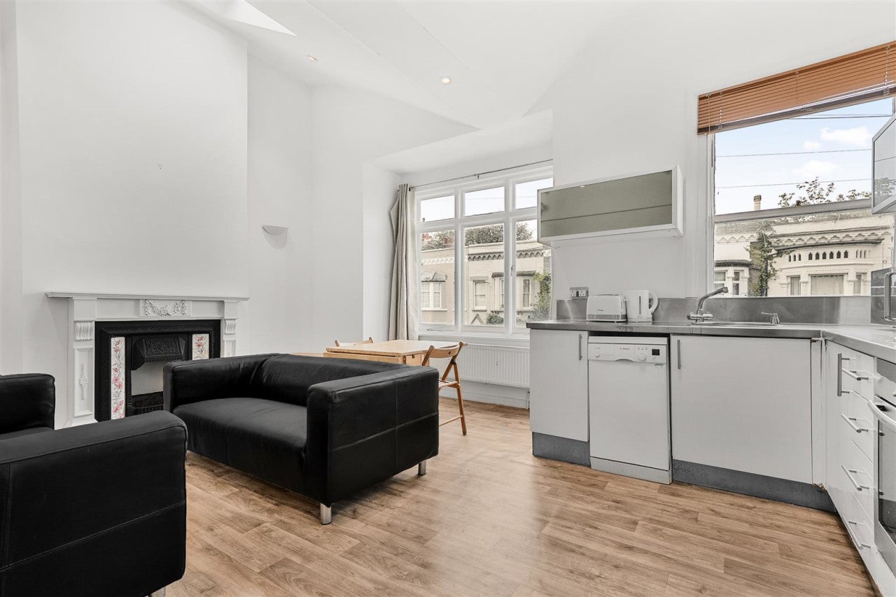 Flat Medora Road in Greater London