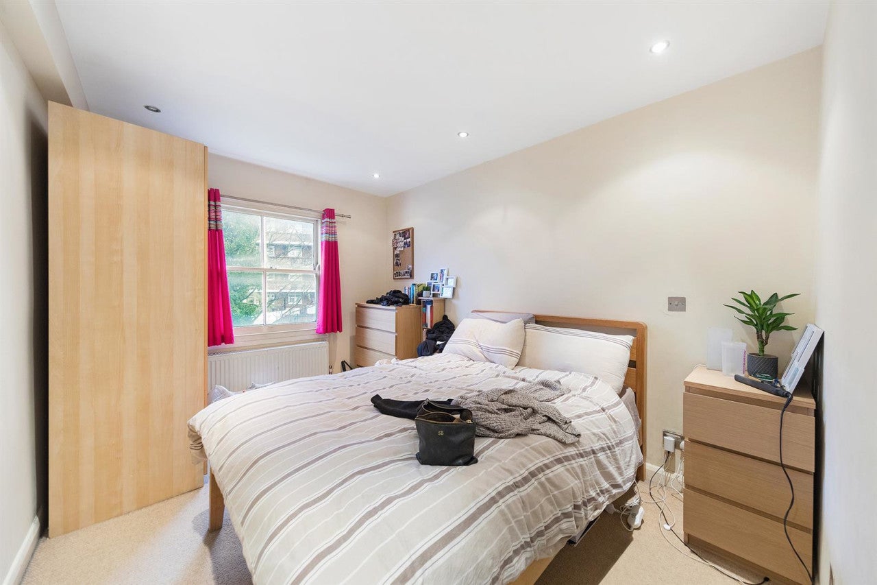 Flat Medora Road in Greater London