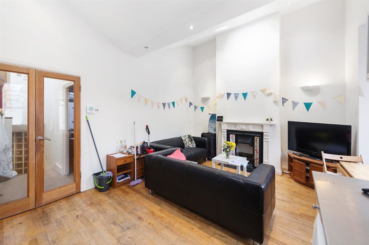 Flat Medora Road in Greater London