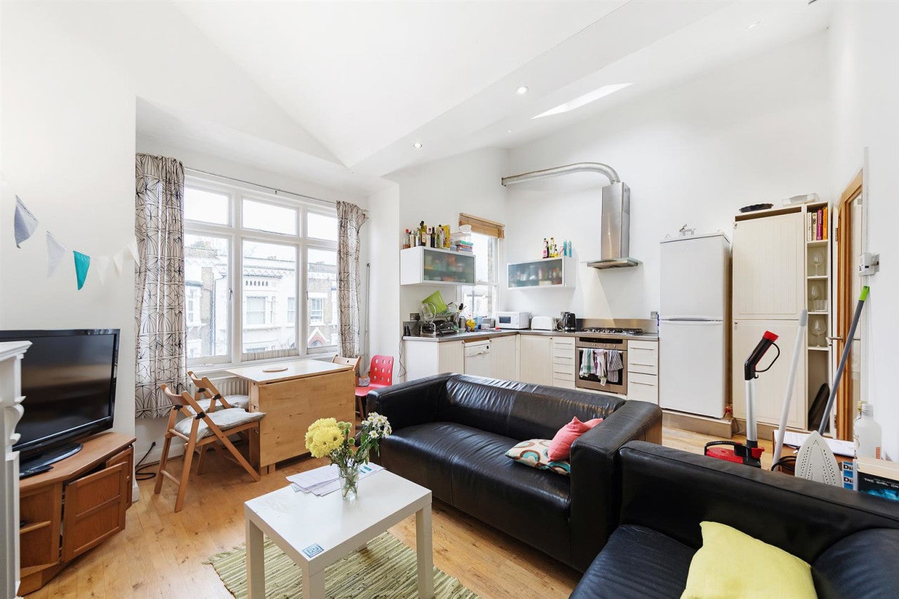 Flat Medora Road in Greater London