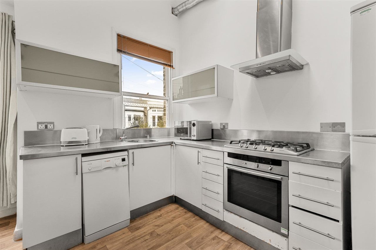 Flat Medora Road in Greater London