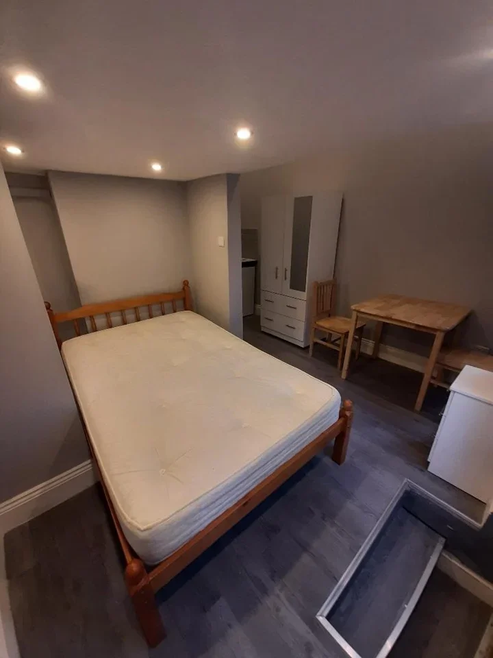 Room Amhurst Road in Greater London
