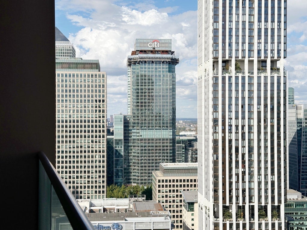 Flat Dockyard Lane in Greater London