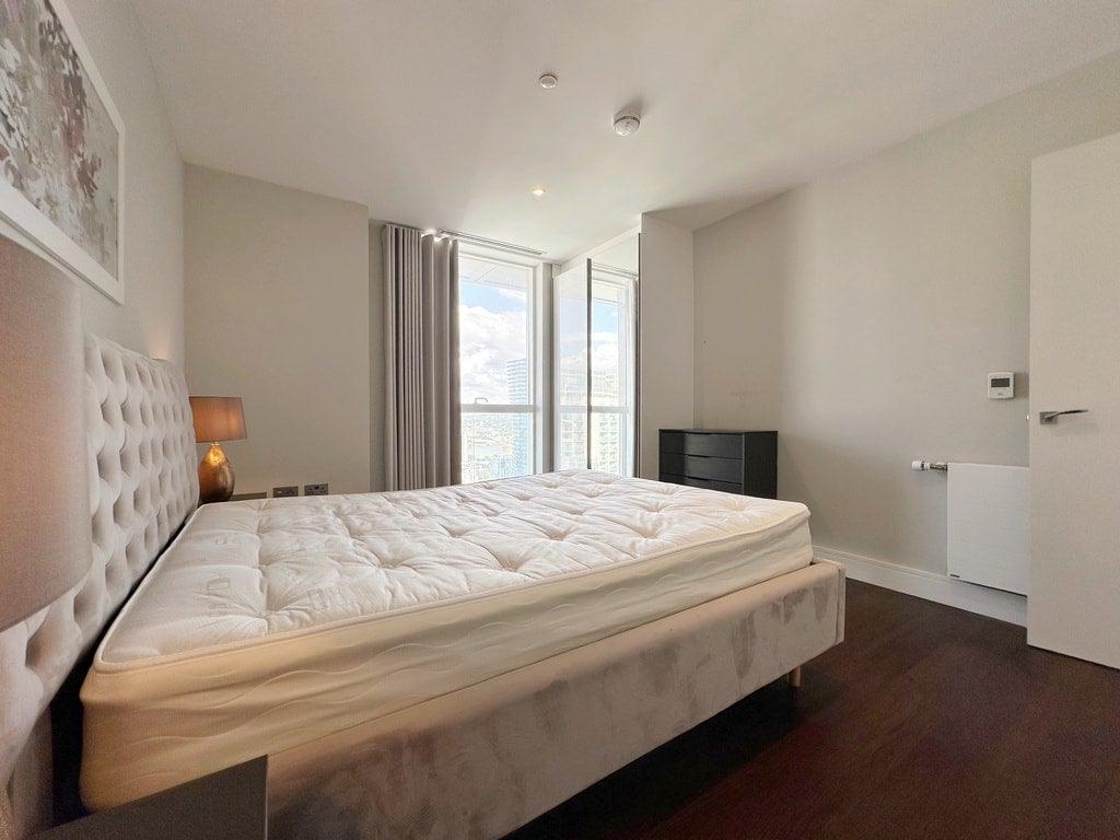 Flat Dockyard Lane in Greater London