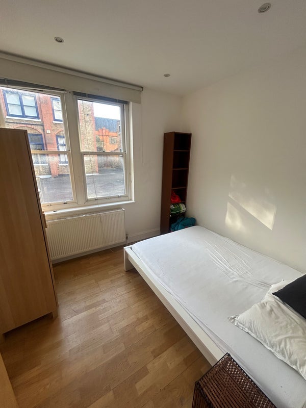 Flat Lauriston Road in Greater London
