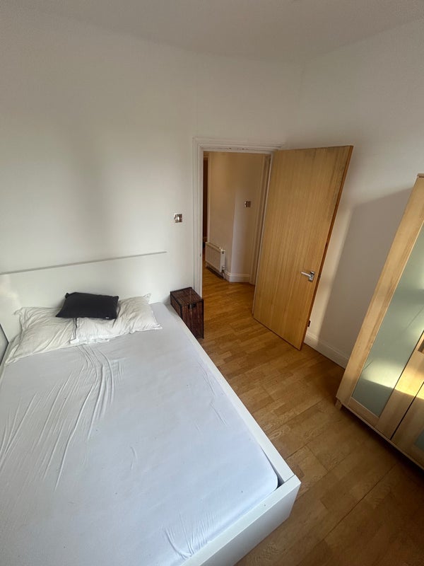 Flat Lauriston Road in Greater London