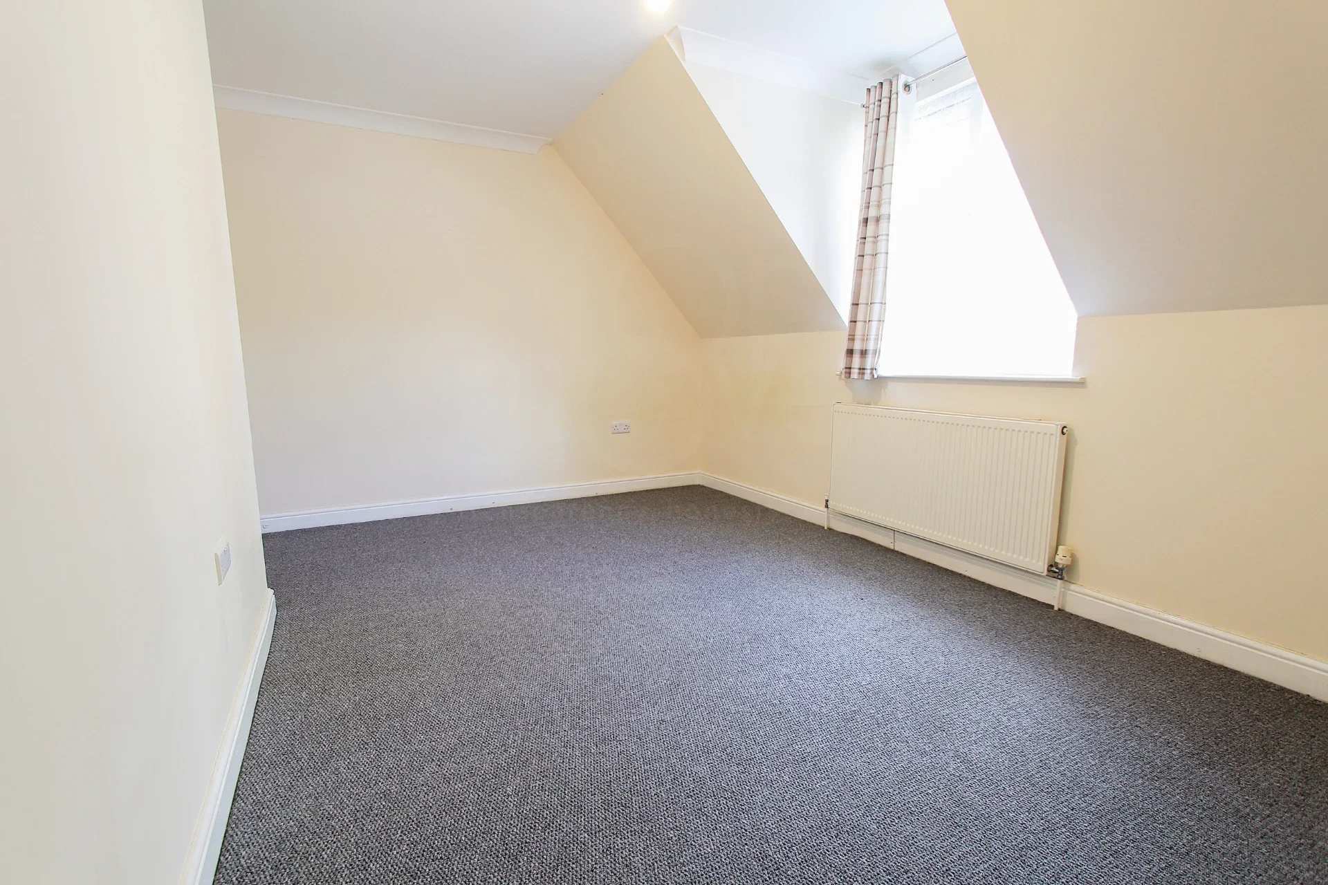 Flat Avondale Road in Greater London