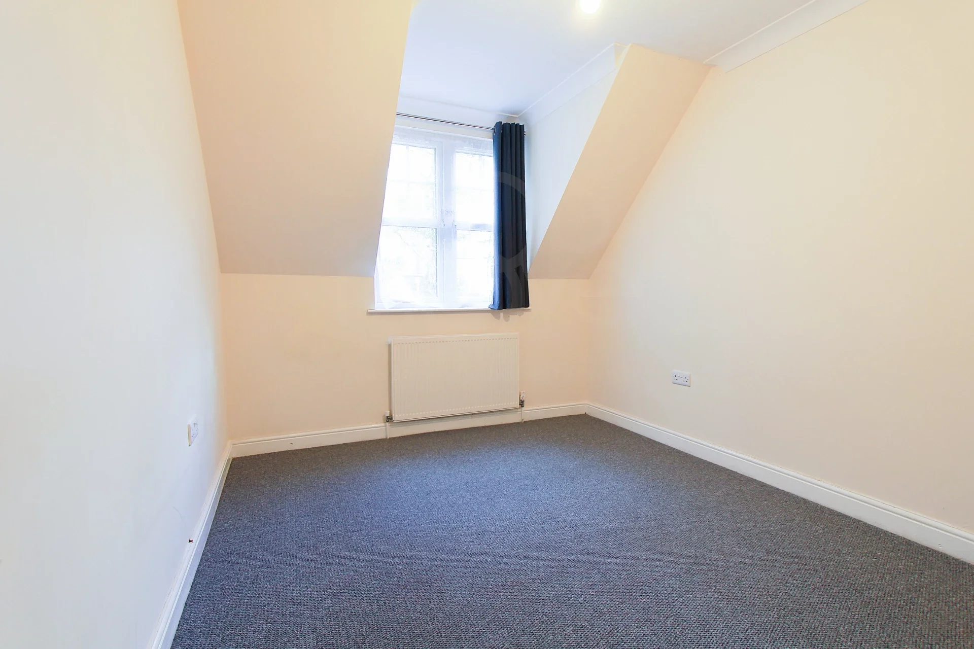 Flat Avondale Road in Greater London