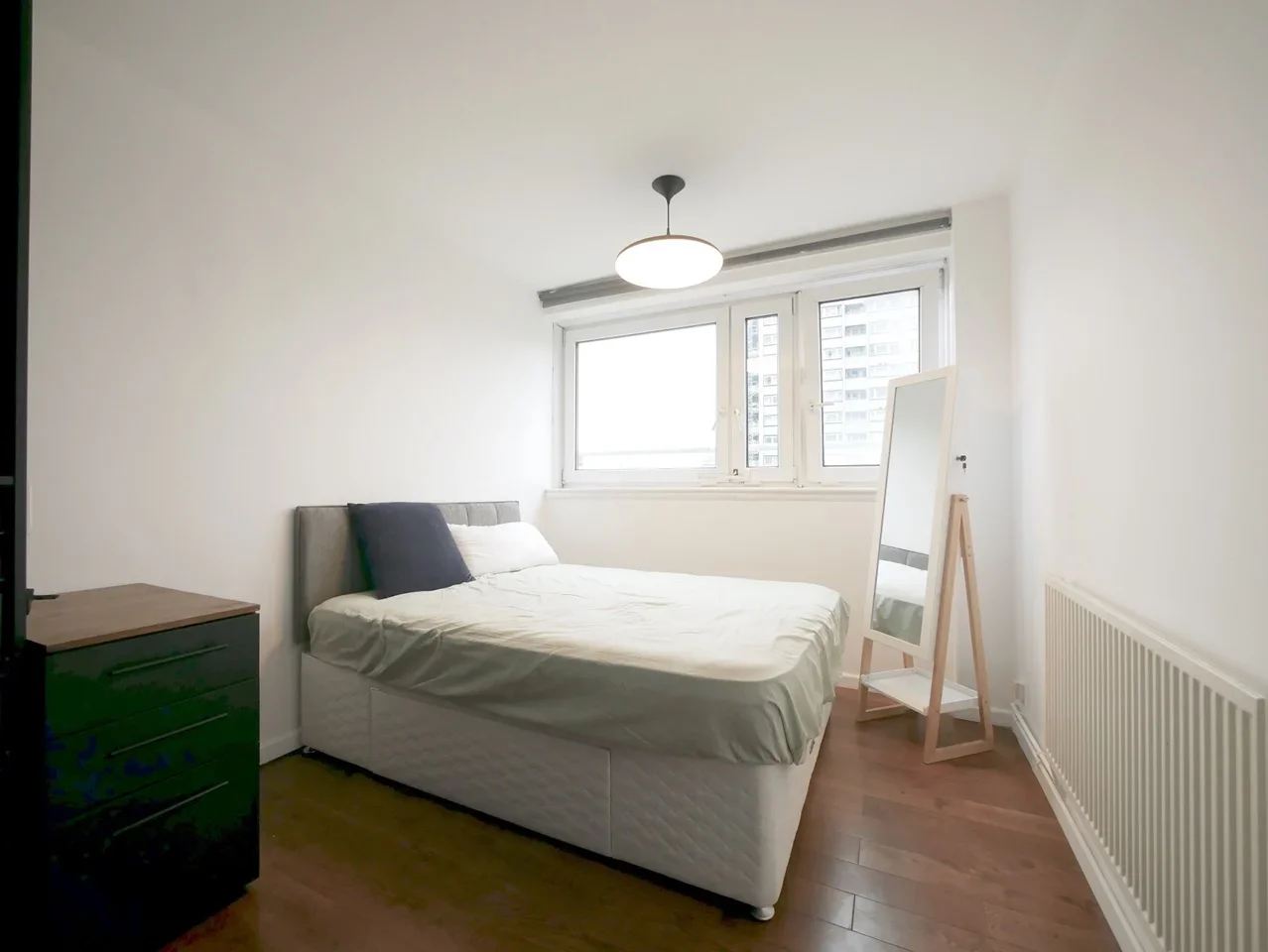 Flat Queensdale Crescent in Greater London