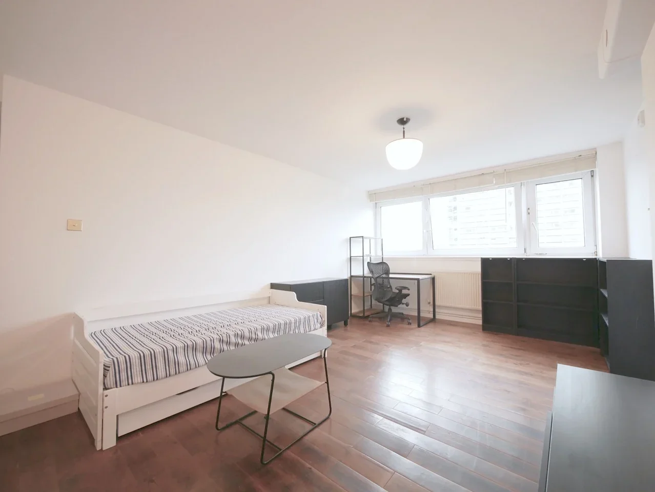Flat Queensdale Crescent in Greater London