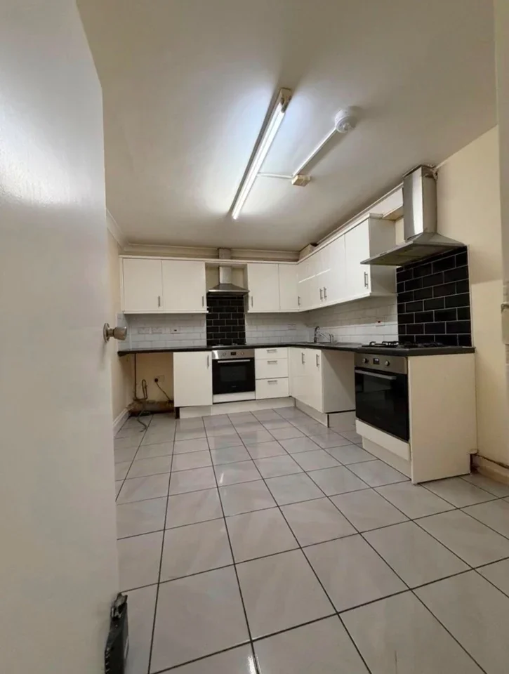Room Central Avenue in Greater London