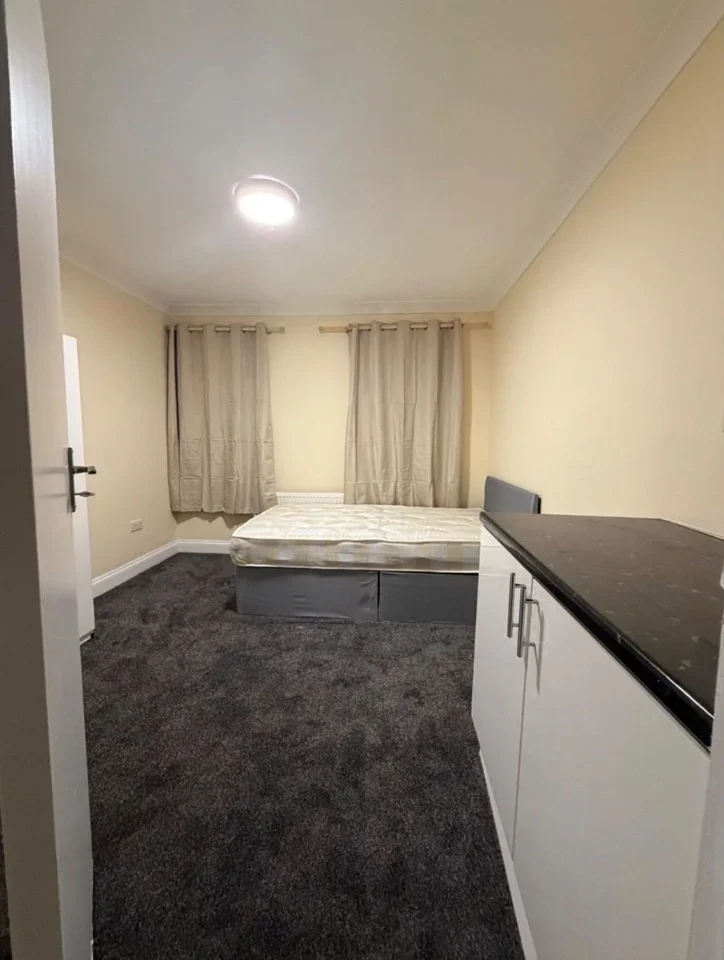 Room Central Avenue in Greater London