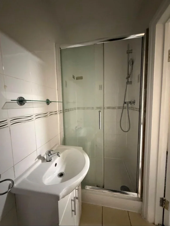 Room Central Avenue in Greater London